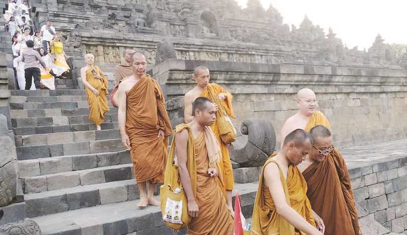 32 BIKSU YANG IKUTI RITUAL THUDONG SAMPAI DI CANDI BOROBUDUR