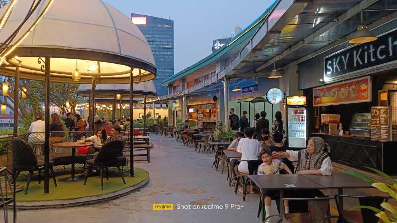 Abadikan Suasana Tempat Hang Out Jakarta Saat PPKM Level 2 Dengan Ponsel Realme9 Pro+