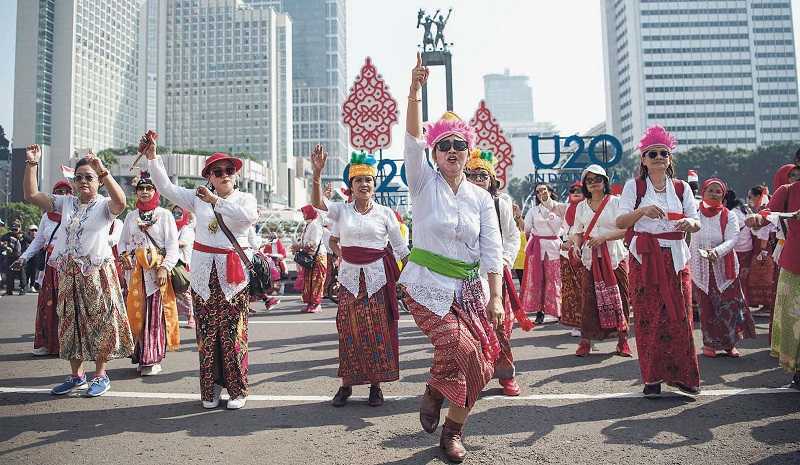 AJAKAN MENCINTAI KEBAYA