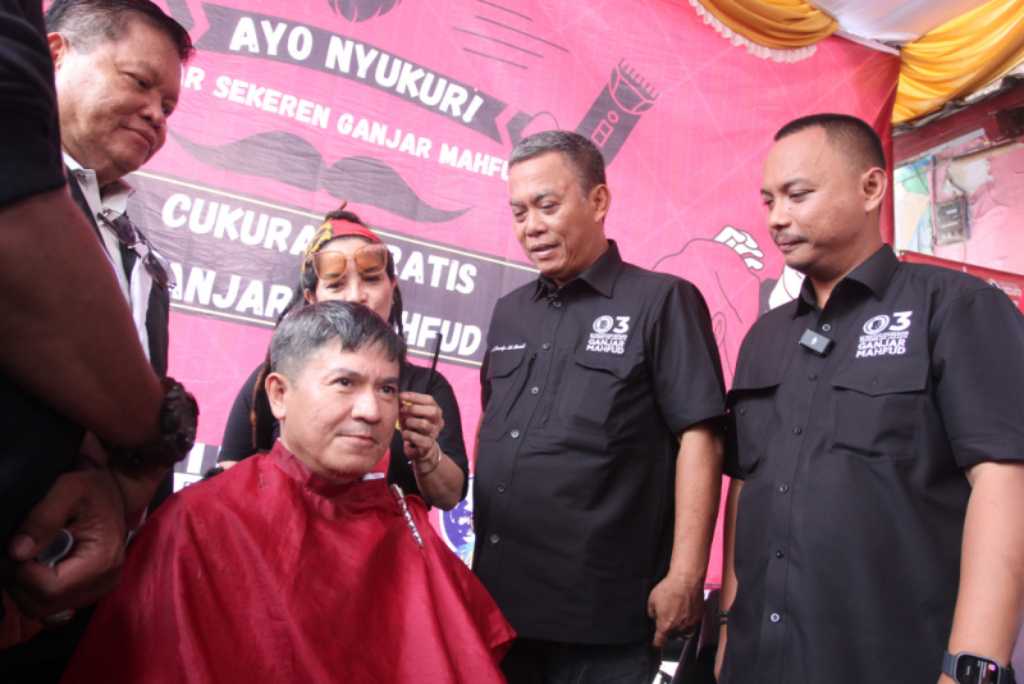Aksi Cukur Gratis Relawan Ganjar Mahfud