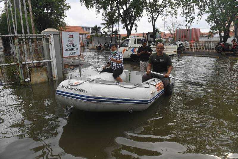Aktivitas Bongkar Muat Terhenti