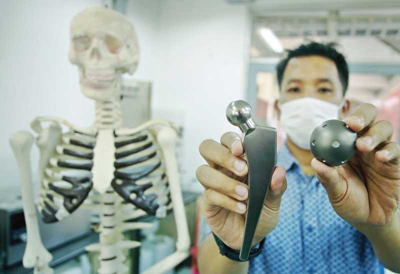 ALAT IMPLAN TULANG KARYA ANAK BANGSA