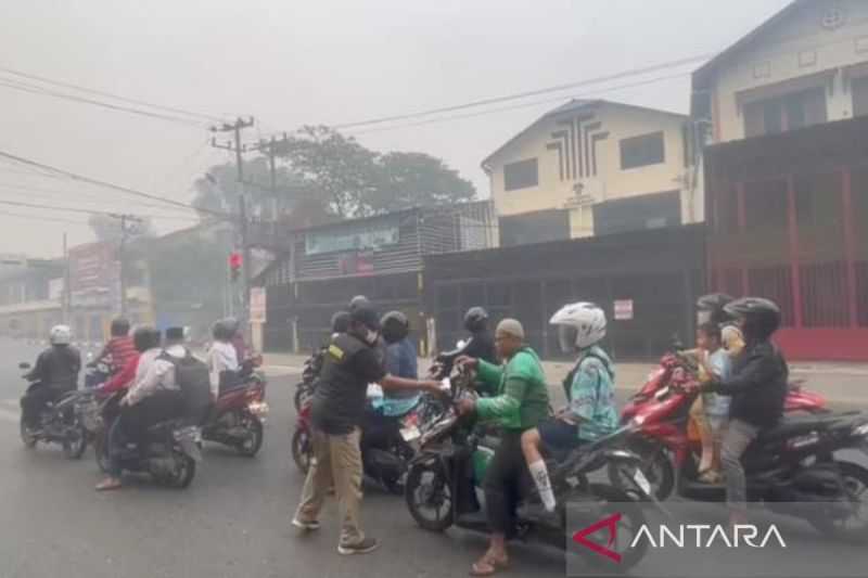 Antisipasi Lonjakan Asap, Gubernur Kalsel Turun ke Jalan Bagikan Masker ke Masyarakat