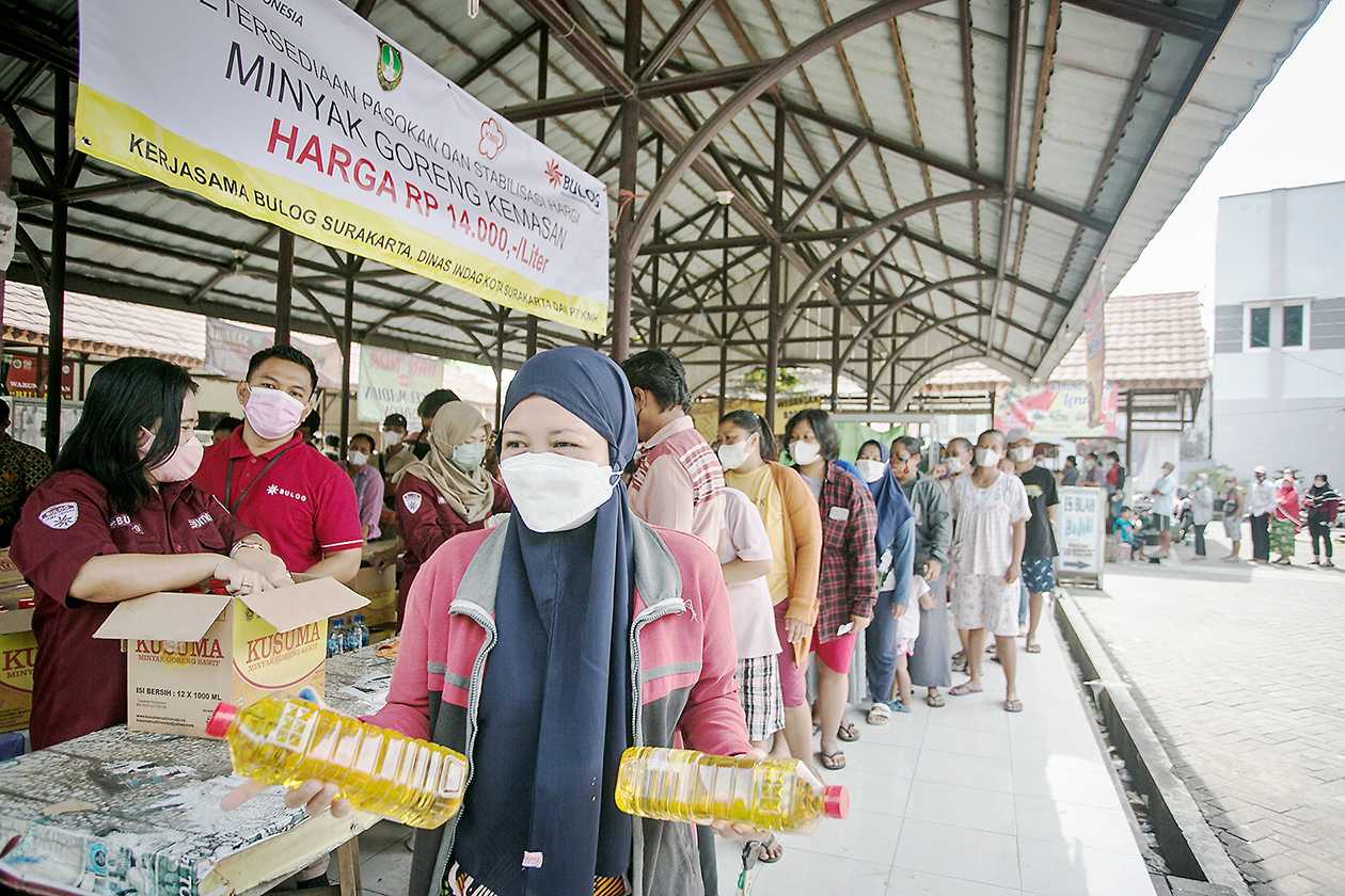 Antre Dapatkan Minyak Goreng