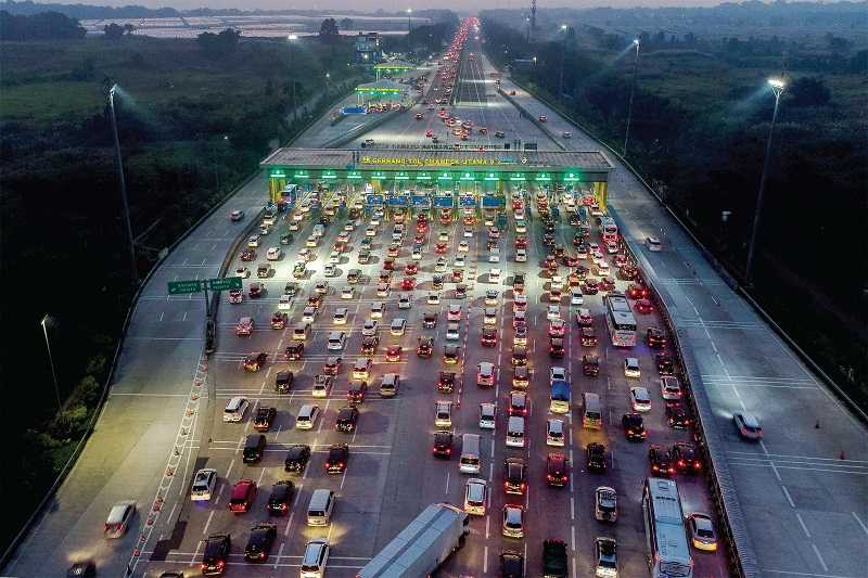 ANTRE MASUK GERBANG TOL CIKAMPEK UTAMA