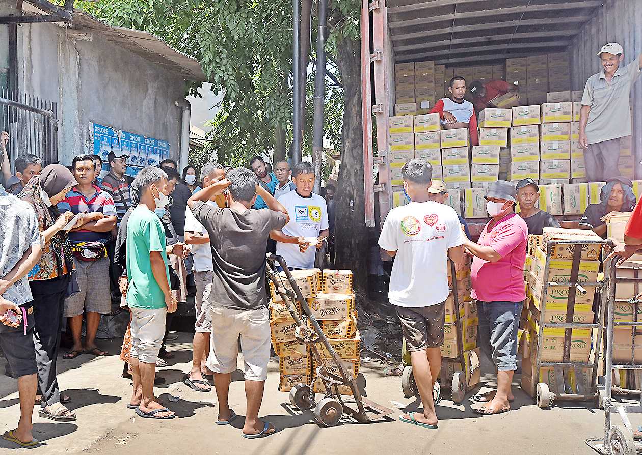 Antre Minyak Goreng di Pasar Lama Kota Serang