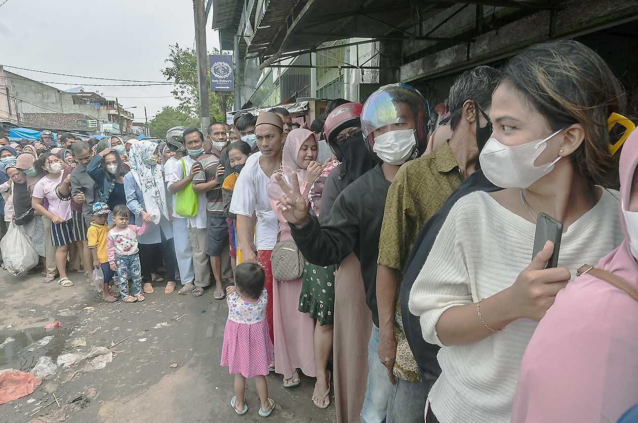 Antre Minyak Goreng di Rangkasbitung