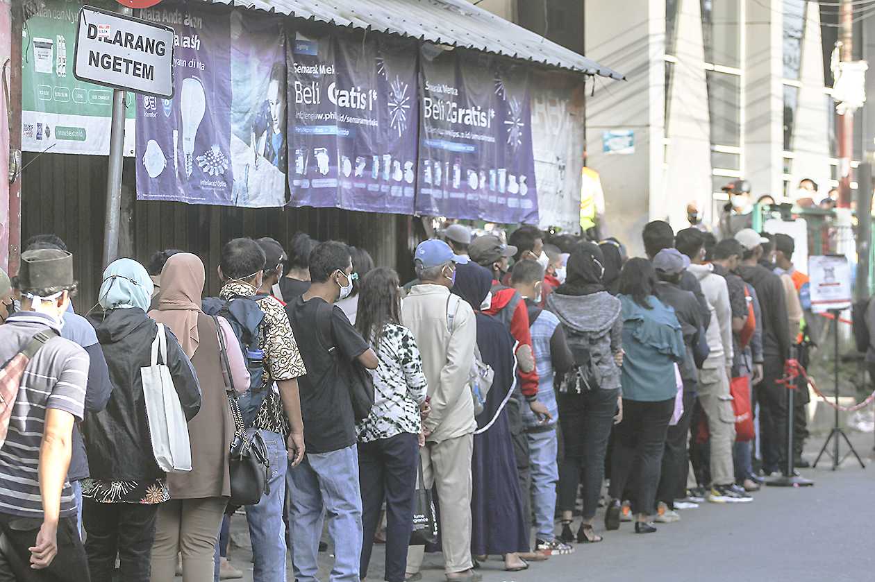 Antrean Calon Penumpang KRL