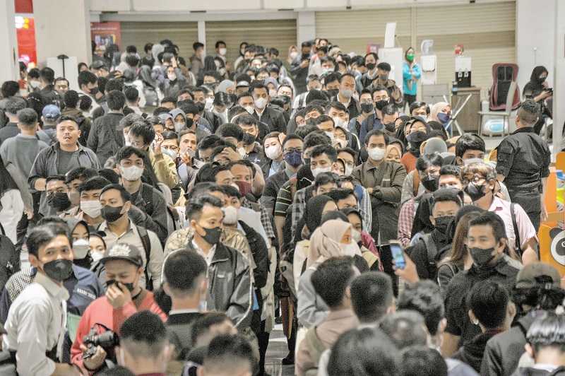 ANTREAN PENCARI KERJA DI BANDUNG