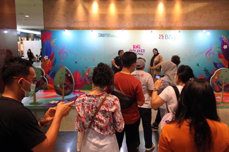 Antri Berfoto Dengan Latar Belakang BNI Java Jazz