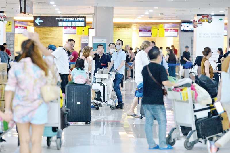 ARUS BALIK LIBURAN DI BANDARA I GUSTI NGURAH RAI