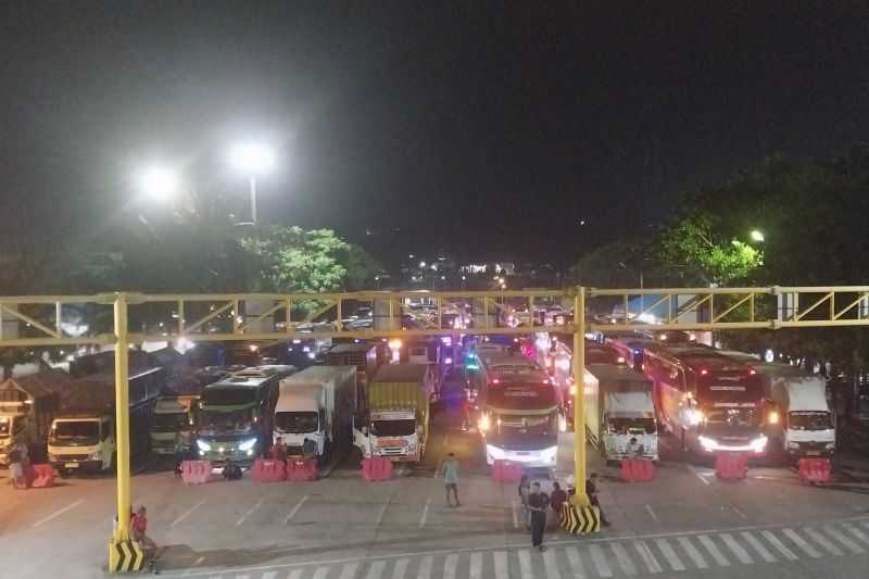 Arus Balik Meningkat, Kendaraan Bus dan Truk Padati Pelabuhan Bakauheni Minggu Malam