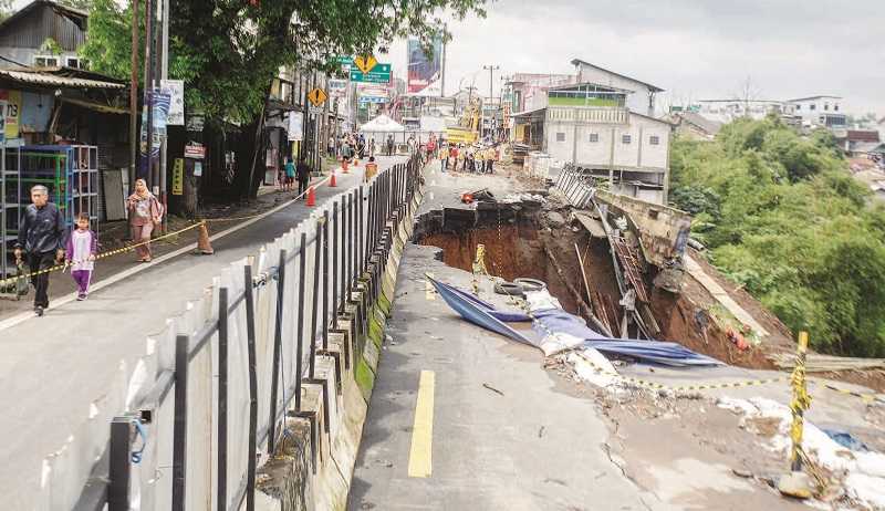 ARUS LALU LINTAS KENDARAAN DITUTUP TOTAL AKIBAT LONGSOR