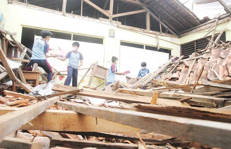 ATAP BANGUNAN SEKOLAH AMBRUK