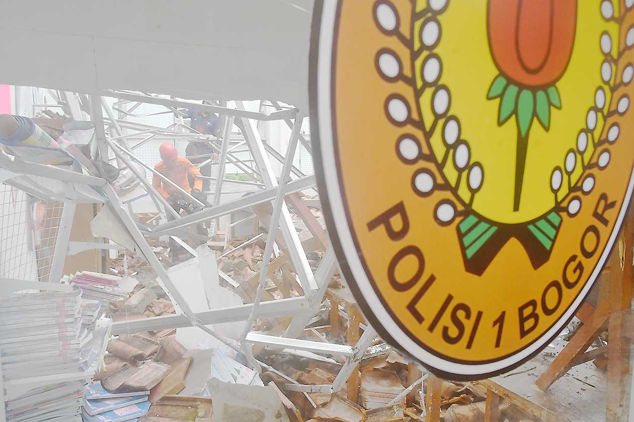 Atap SDN Polisi 1 Kota Bogor Ambruk