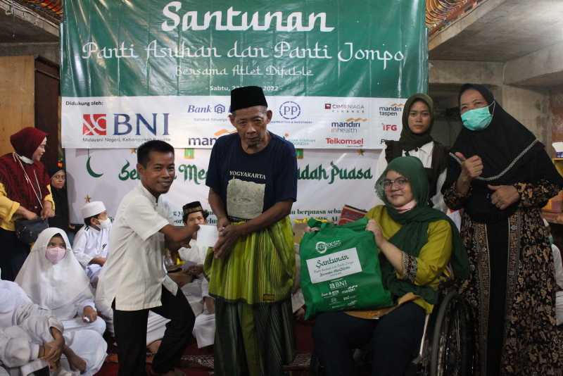 Atlet Penyandang Difabel Salurkan Santunan