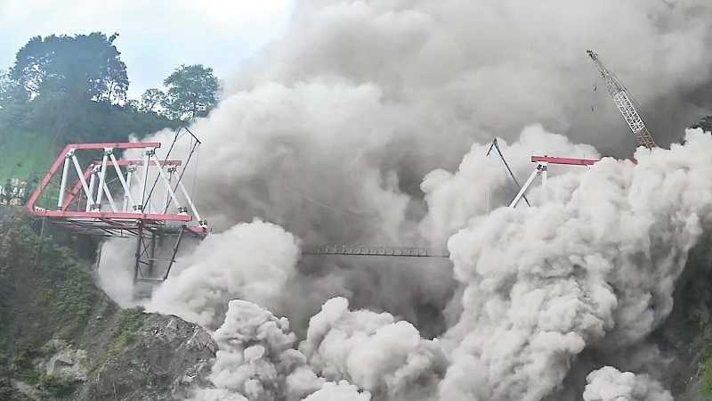 AWAN PANAS LETUSAN GUNUNG SEMERU MELUNCUR SEJAUH 13 KILOMETER