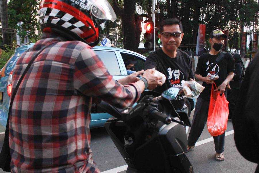 Bagikan Makanan Buka Puasa
