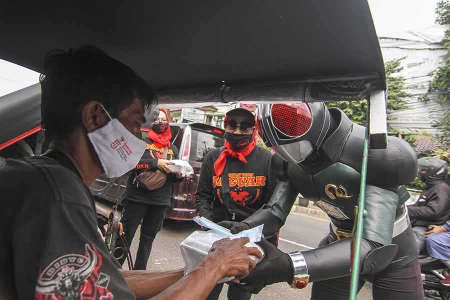 Bagikan Makanan dan Masker