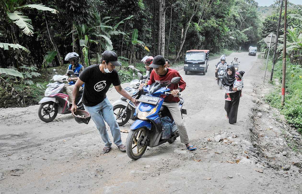 Bahayakan Pengguna Jalan di Cikulur