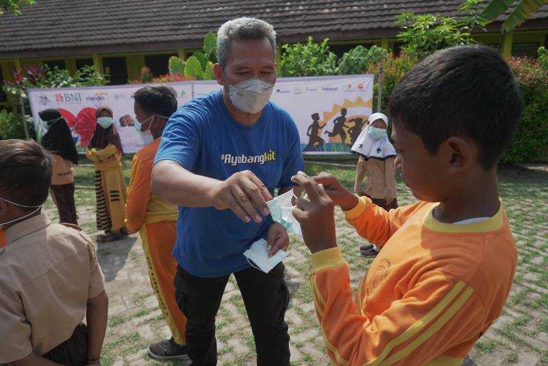 Bakti Sosial Kepada Anak Nelayan Kasemen
