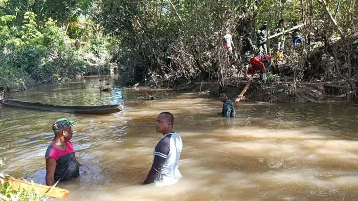 Bangun Rumah Warga, Personel TNI Rela Sebrangi Sungai Angkut Material Bangunan