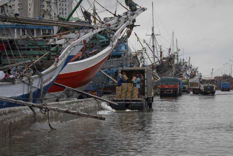 Banjir Rob di Pelabuhan Sunda Kelapa