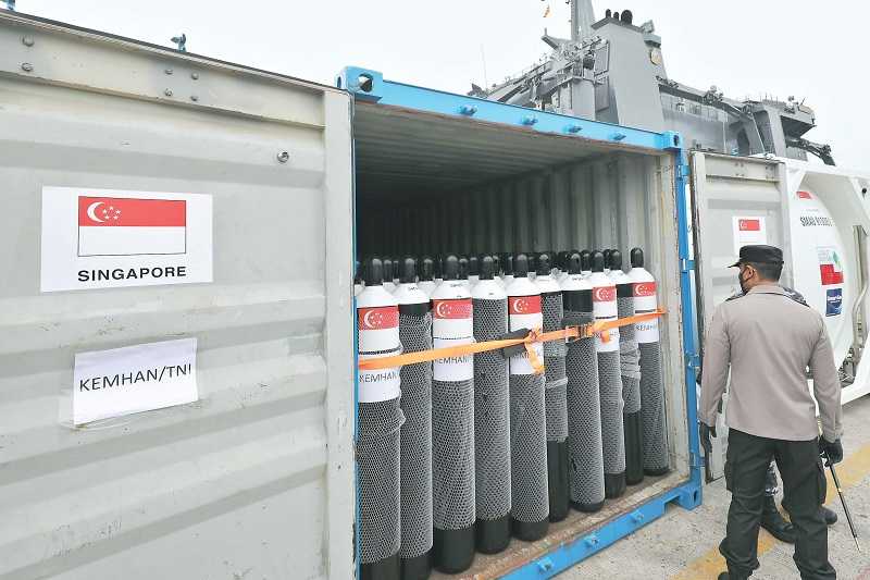 BANTUAN TABUNG OKSIGEN DARI INGAPURA