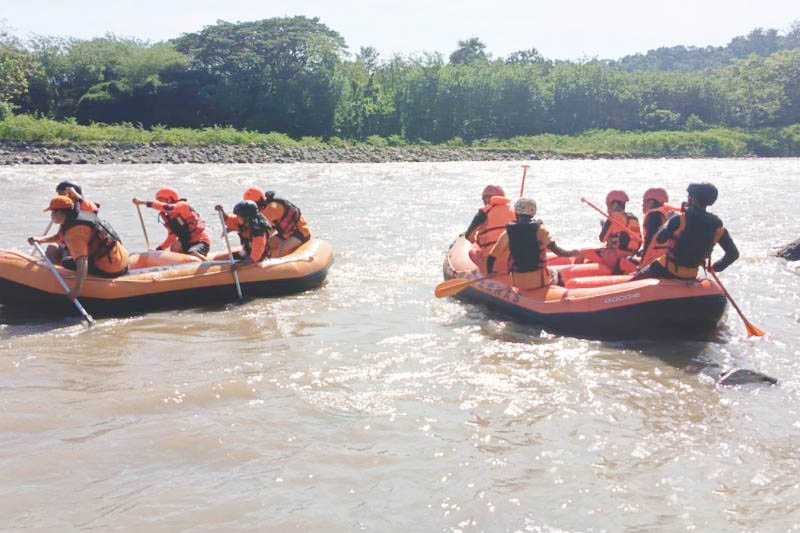 Basarnas Cari Kakek Pencari Batu Sungai Tenggelam di Lahat