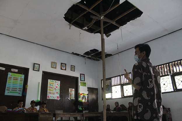 Belajar di Ruang Kelas yang Rusak