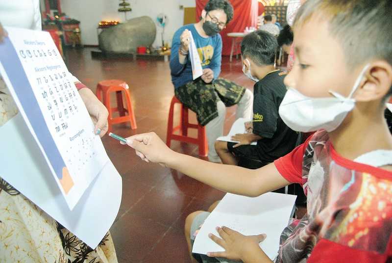 BELAJAR MENULIS AKSARA SUNDA