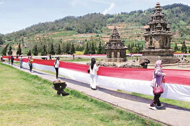 BENTANGKAN BENDERA MERAH PUTIH