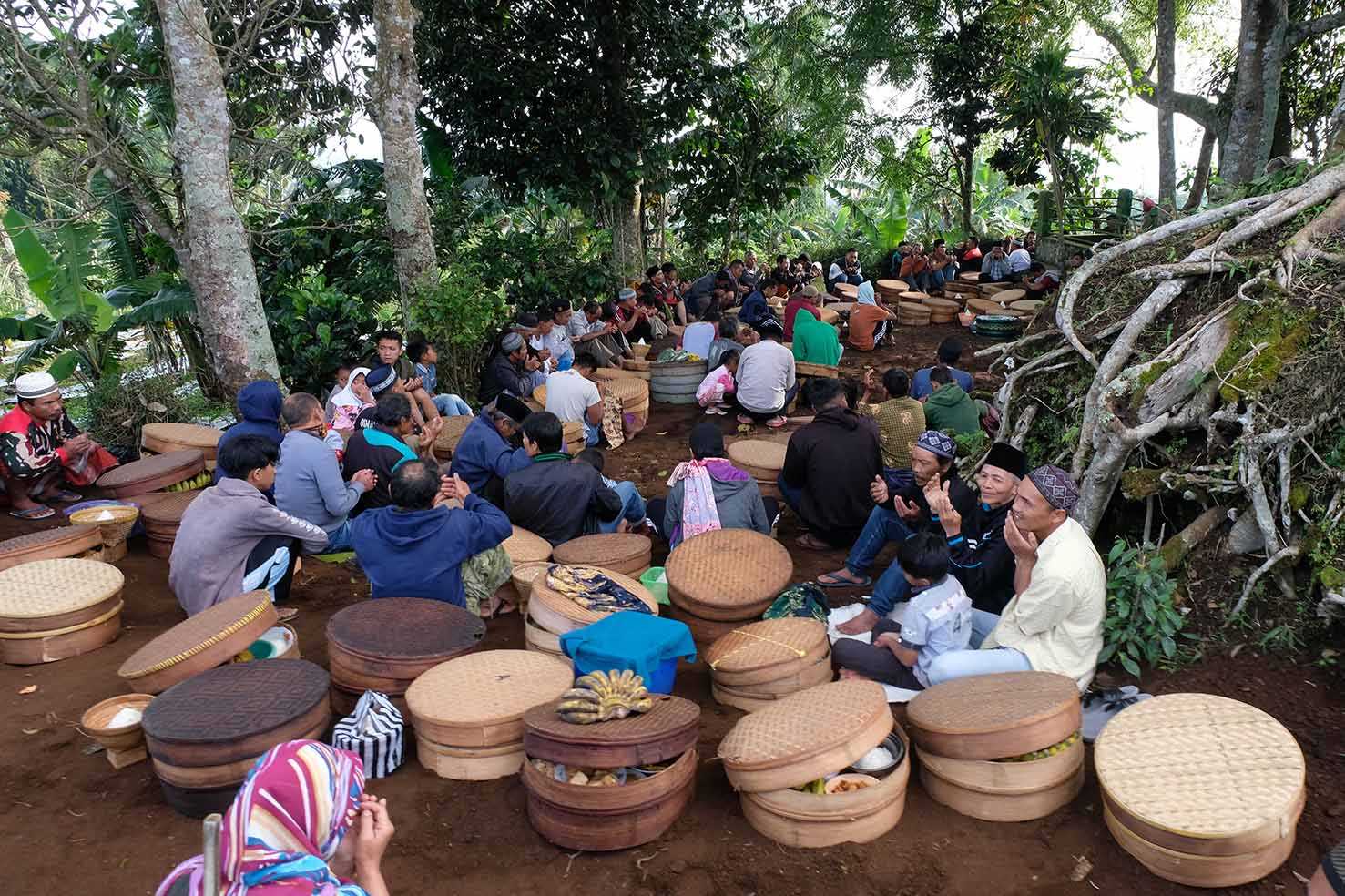 Berdoa untuk Arwah Leluhur
