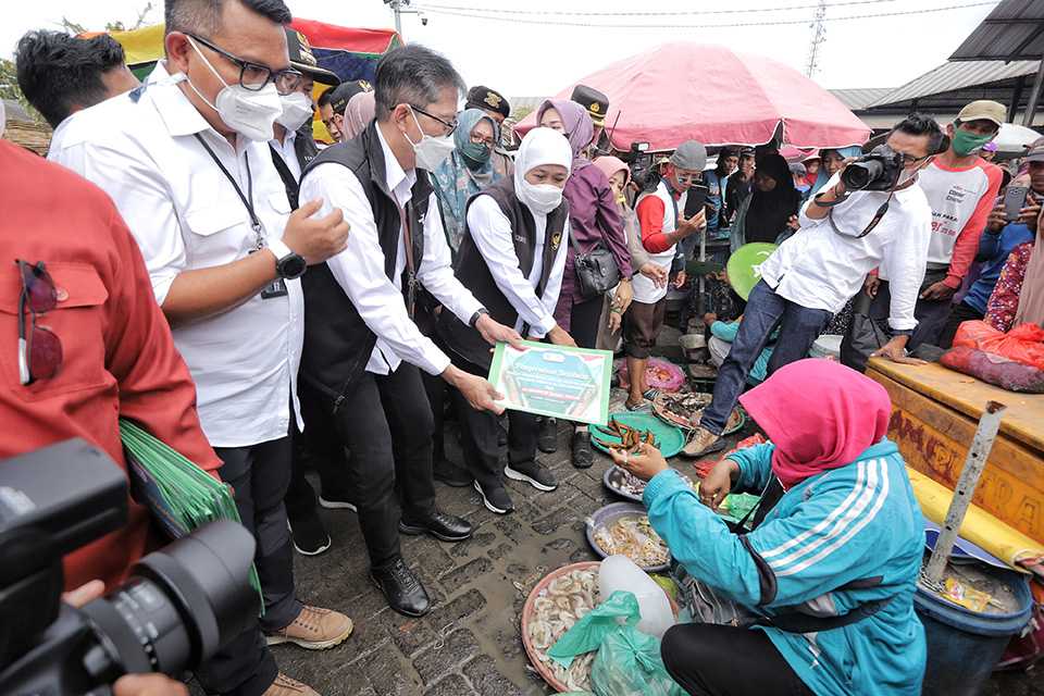 Berikan Bantuan ke Pedagang