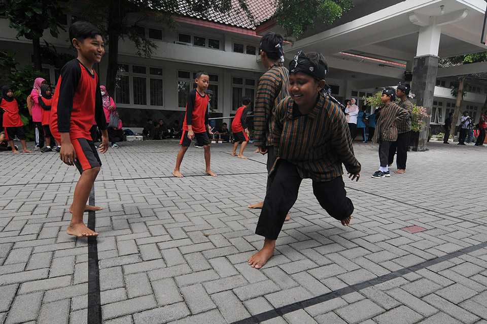 Bermain Permainan Tradisional
