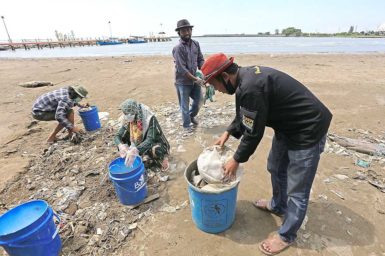 Bersih-bersih Pantai Balongan Indah