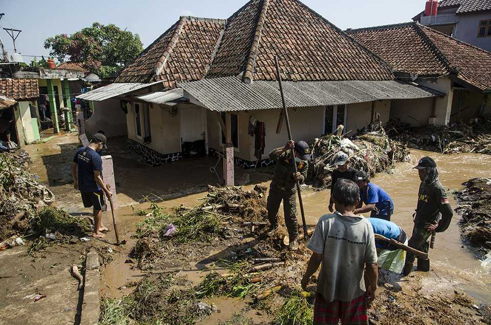 Bersihkan Dampak Banjir Bandang