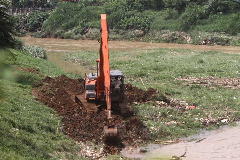 Bersihkan Sedimen Tanah
