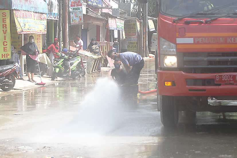 Bersihkan sisa Banjir