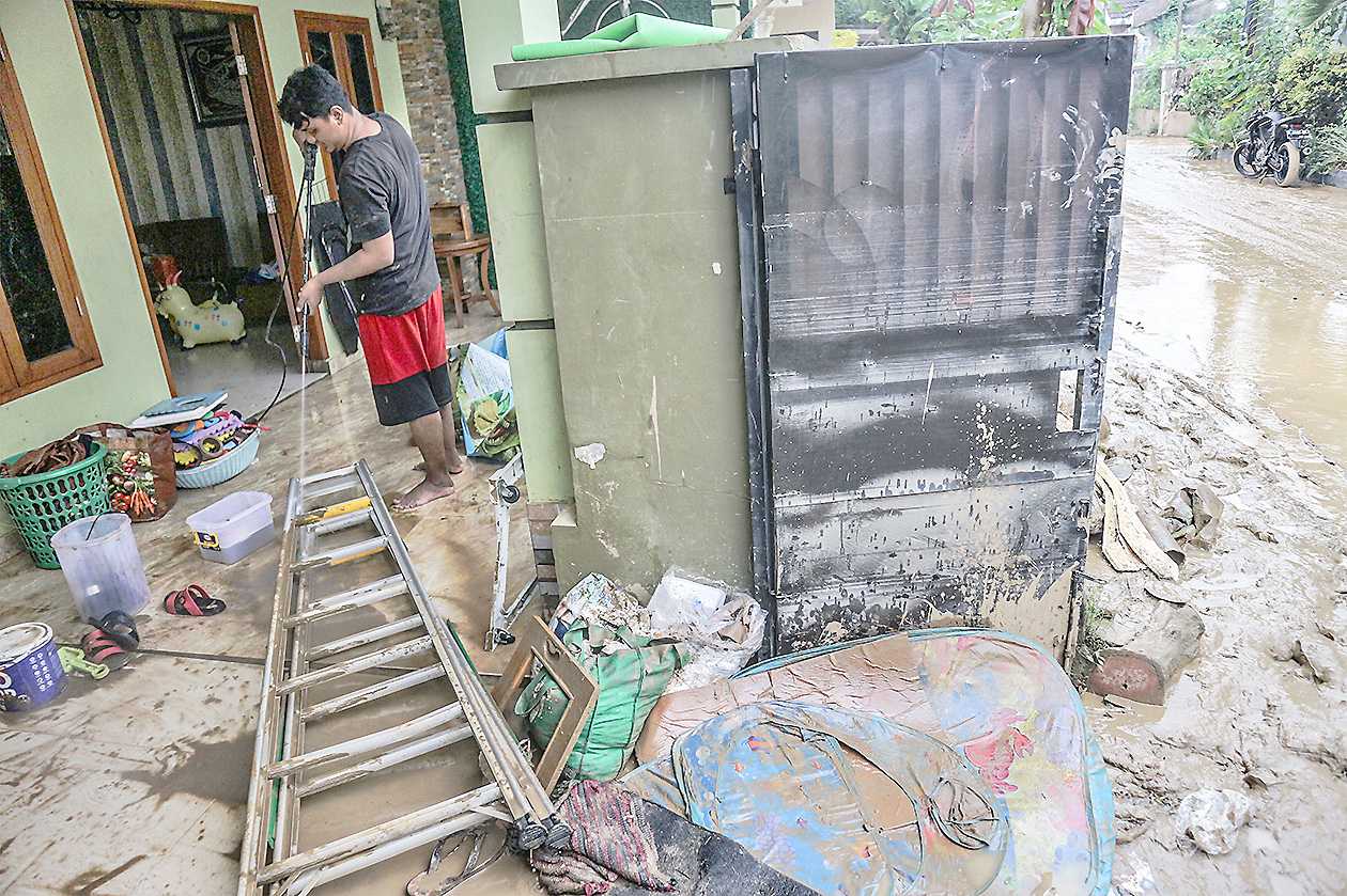 Bersihkan Sisa Lumpur