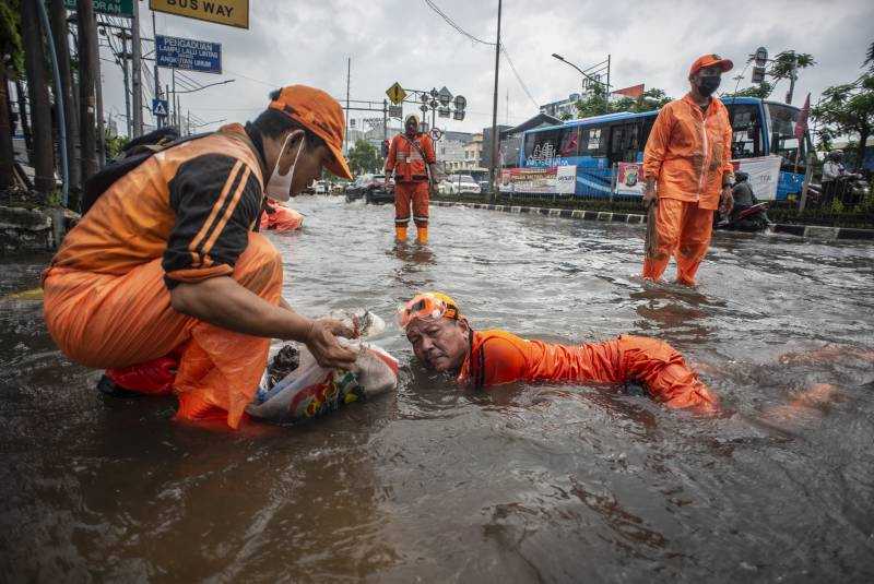 Bersihkan Sumbatan Saluran Air