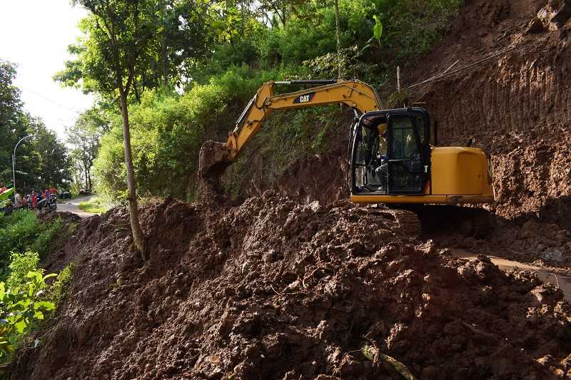 Bersihkan Tanah Longsor