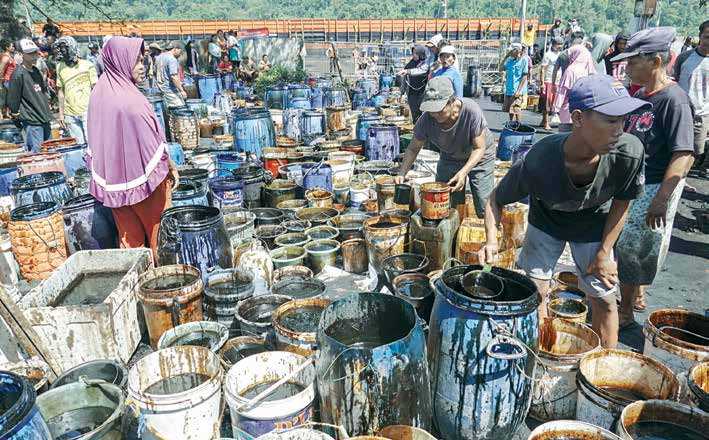 BERSIHKAN TUMPAHAN MINYAK DI PERAIRAN CILACAP