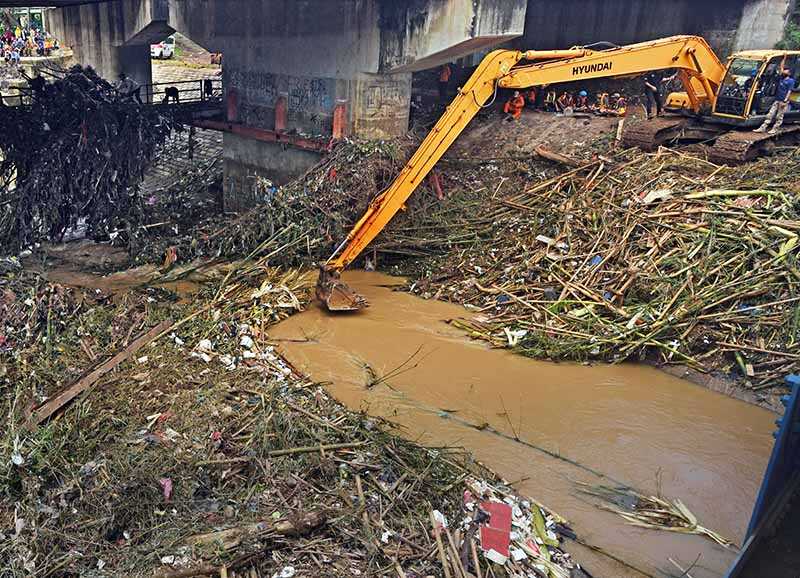 Bersihkan Tumpukan Sampah