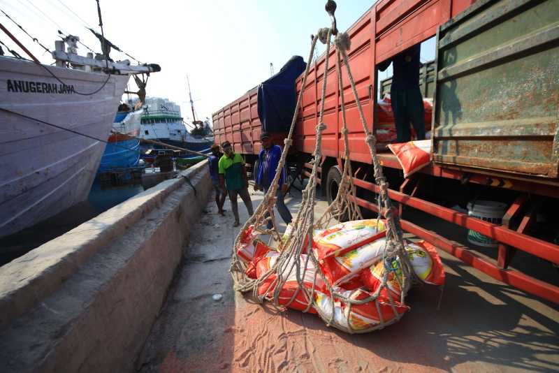 Bongkar Muat di Pelabuhan