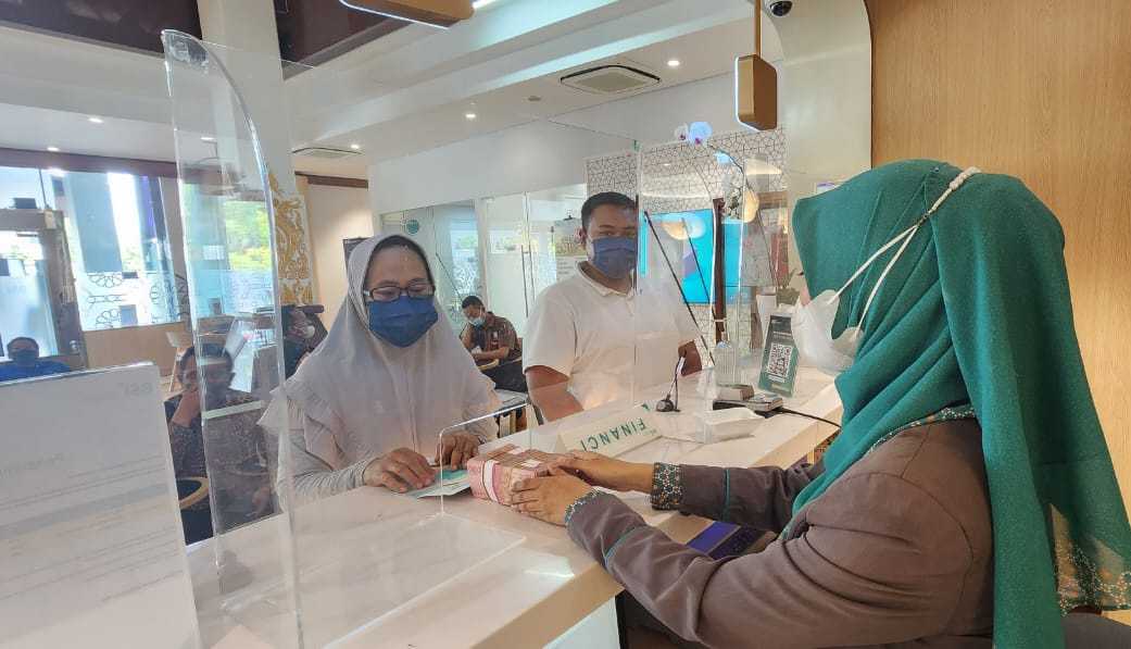 BSI membantu proses pembukaan tabungan dan pendaftaran haji Bapak Samin