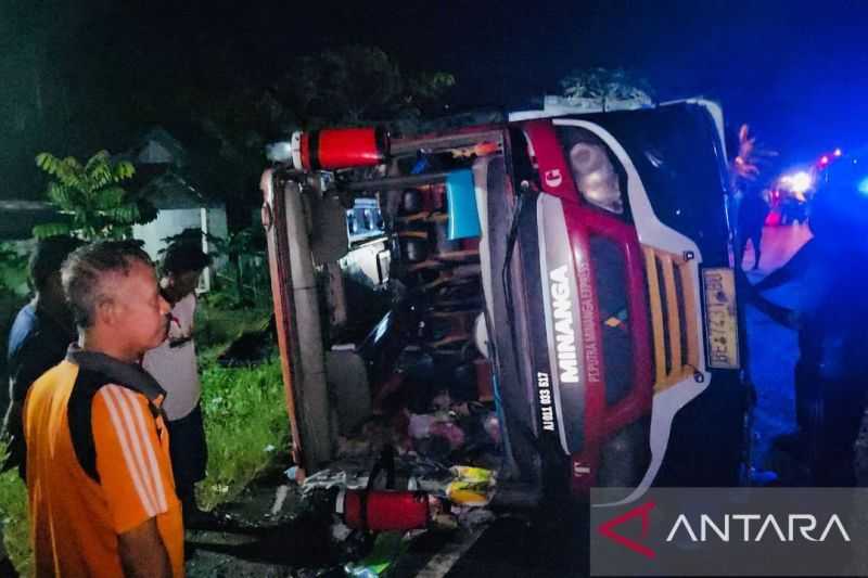 Bus Pariwisata Tabrak Truk di Sumsel, 2 Orang Tewas, Sopir Kabur