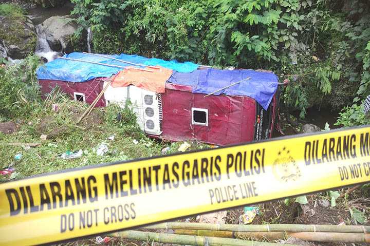 Bus Peziarah Masuk Jurang