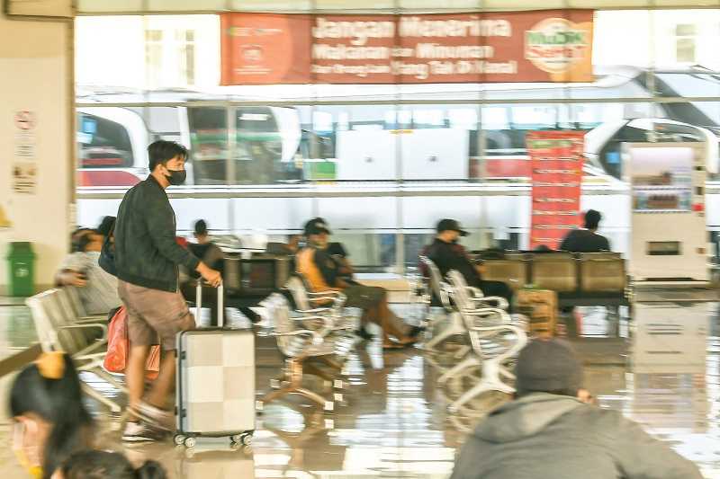 CALON PENUMPANG DI TERMINAL PULO GEBANG