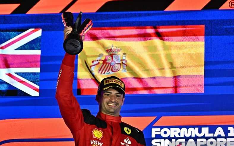 Carlos Sainz Hentikan Verstappen